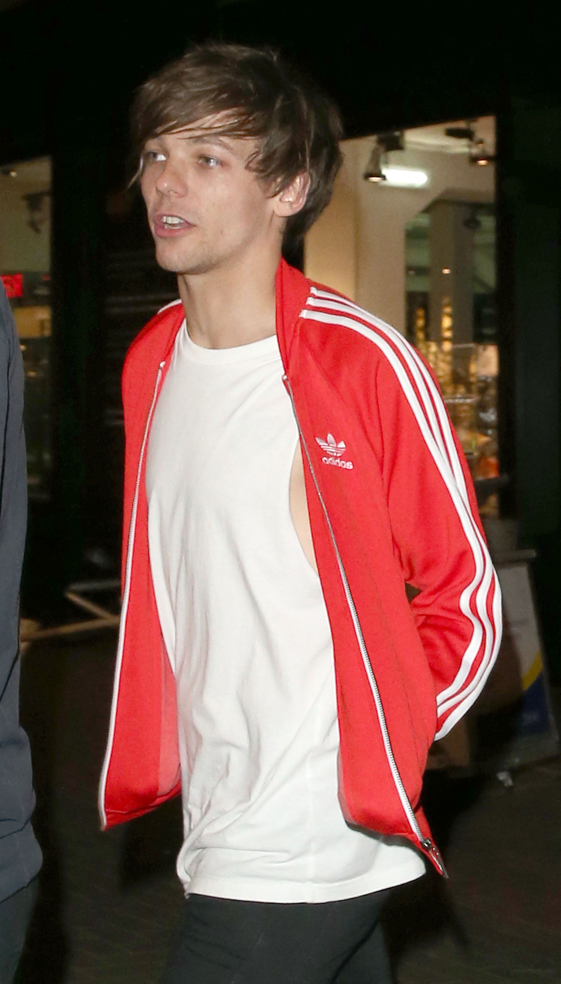 ONE DIRECTION : Louis Tomlinson in Adidas jacket - Fringues de séries