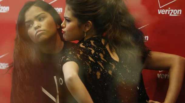 PEOPLE : Selena Gomez, sublime en Topshop pour l’ouverture d’un Verizon Destination