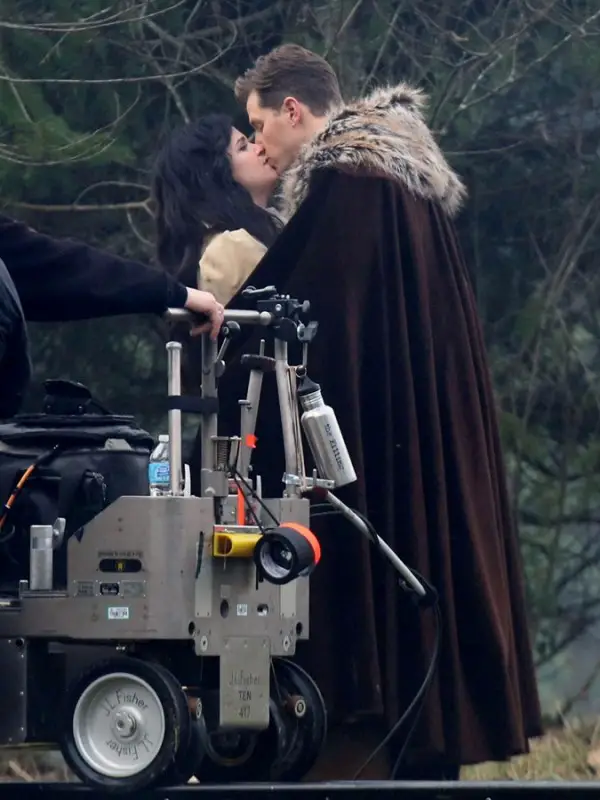 pregnant-ginnifer-goodwin-once-upon-a-time-11272013-02-675x900