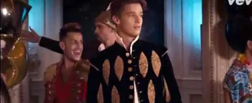 MUSIQUE : Schwarzie jr dans le clip d’Ariana Grande