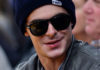 ZAC EFRON : Bonnet Neff et veste Members Only pour voir les Lakers