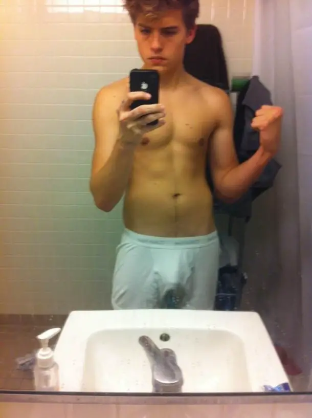 Dylan-Sprouse-underwear-nude-pics-1