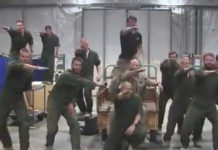 BUZZ : des marines suédois parodient Greased Lightning