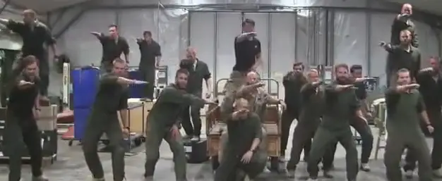 BUZZ : des marines suédois parodient Greased Lightning