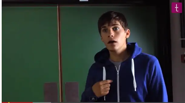 STYLE : comme Max Mertens de la série TYPIQUE, osez le sweat à capuche