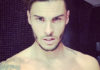 People : Baptiste Giabiconi prend son bain