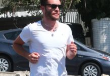 STYLE : Ed Westwick fait du jogging en tongs