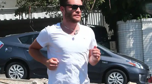 STYLE : Ed Westwick fait du jogging en tongs