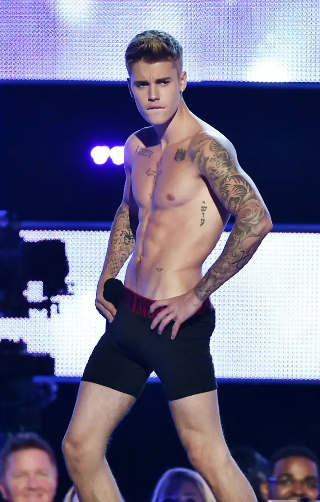 Style Justin Bieber In Boxer Briefs On Fashion Rocks Stage Fringues De Séries