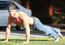 SEXY : Scott EASTWOOD working out shirtless