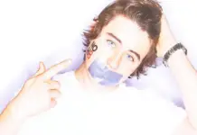 PEOPLE : Nash Grier pose pour la campagne NOH8