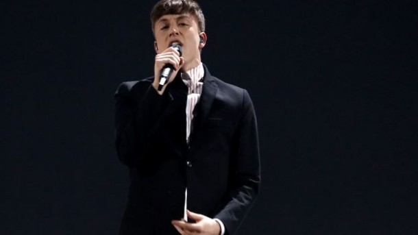 Belgium's Loic Nottet (R) performs during the 60th Eurovision Song Contest final on May 23, 2015 in Vienna. AFP PHOTO / DIETER NAGL