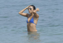 SEXY : Eva Longoria en bikini bleu à Marbella