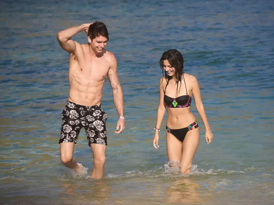 pierson-fode-shirtless-hawaii-09022015-08-900x675