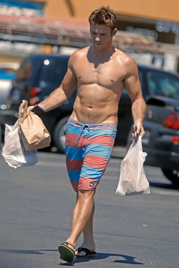 SEXY : Scott Eastwood, shopping shirtless - Fringues de séries