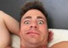 SEXY : Colton Haynes dévoile son téton piercé