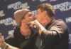 PEOPLE : Mais pourquoi Stephen Amell embrasse-t-il John Barrowman sur la bouche ?
