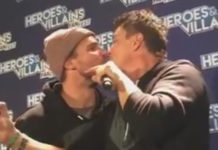 PEOPLE : Mais pourquoi Stephen Amell embrasse-t-il John Barrowman sur la bouche ?