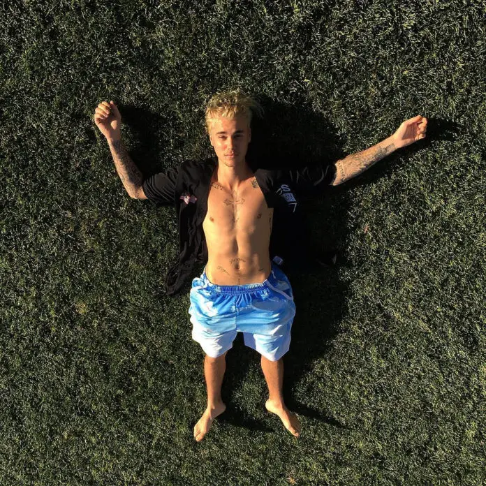 SEXY : Lazy sunday with Justin Bieber