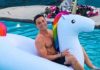 PEOPLE : Colton Haynes chevauche une licorne à la crinière arc-en-ciel