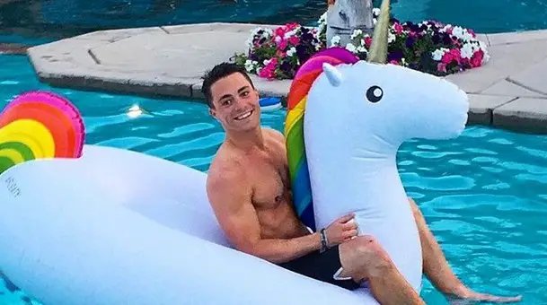 PEOPLE : Colton Haynes chevauche une licorne à la crinière arc-en-ciel