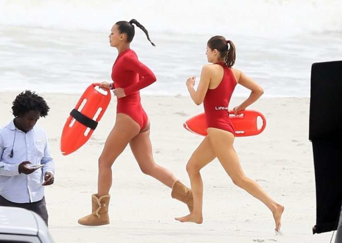 SEXY : Alexandra Daddario on Baywatch set