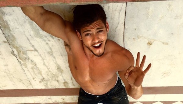 SEXY: Rayane Bensetti, torse nu à Jaipur