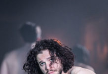 SEXY : Kit Harington (Game of Thrones) naked on stage