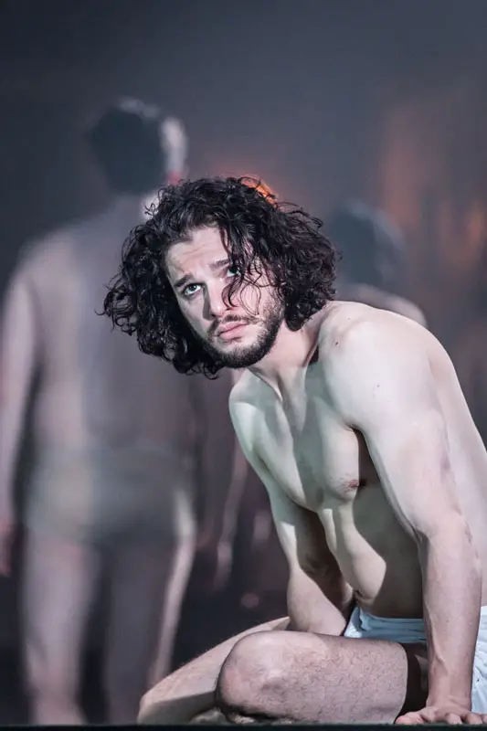 SEXY : Kit Harington (Game of Thrones) naked on stage - Fringues de séries.