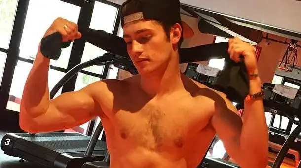 SEXY : Gregg Sulkin shirtless