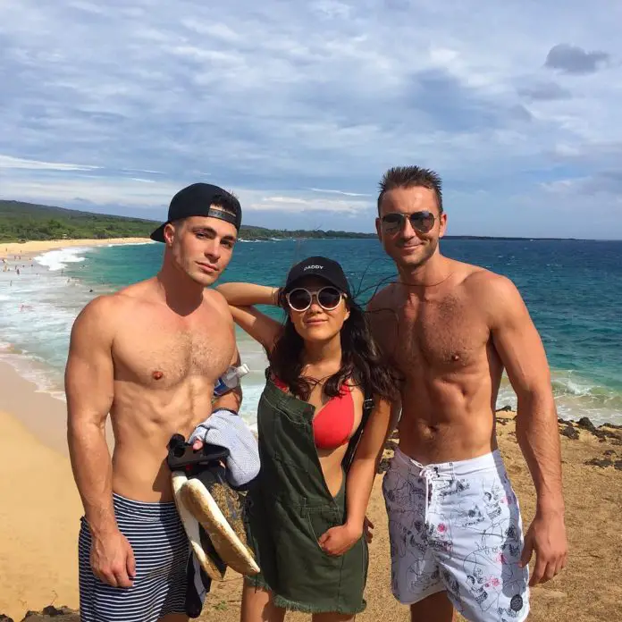 SEXY : Colton Haynes shirtless in Hawaii