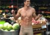 WEIRD : Robbie Amell almost naked in a supermarket