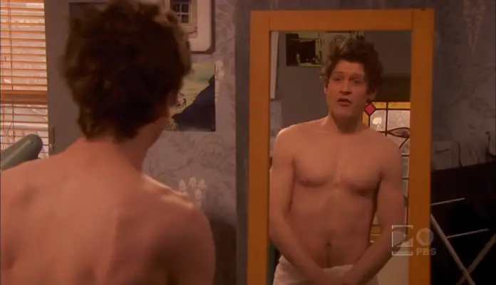 SEXY : Iwan Rheon, shirtless in Vicious