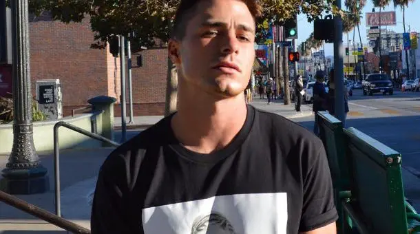 COLTON HAYNES : un t-shirt Kate Moss pour la bonne cause