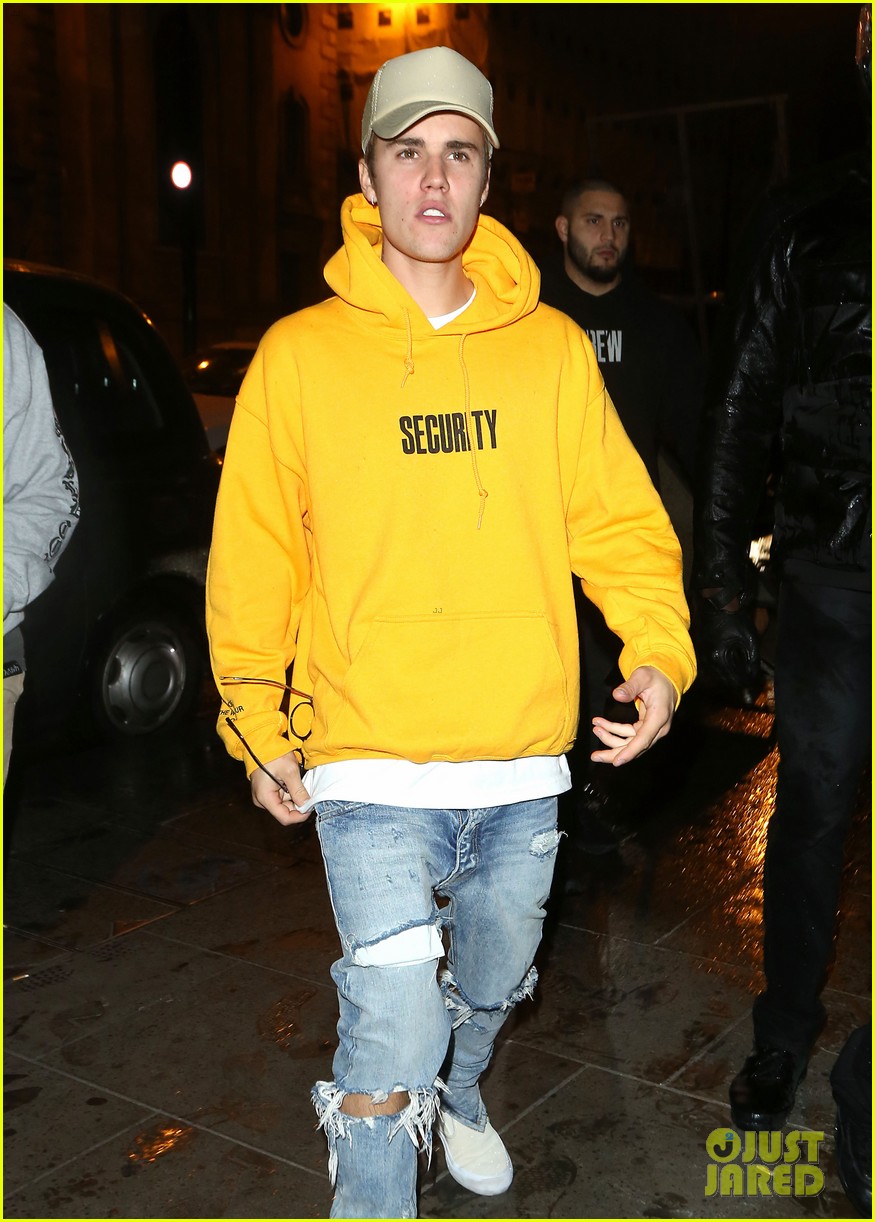 justin-b-eber-wears-new-tour-merch-in-london00202mytext