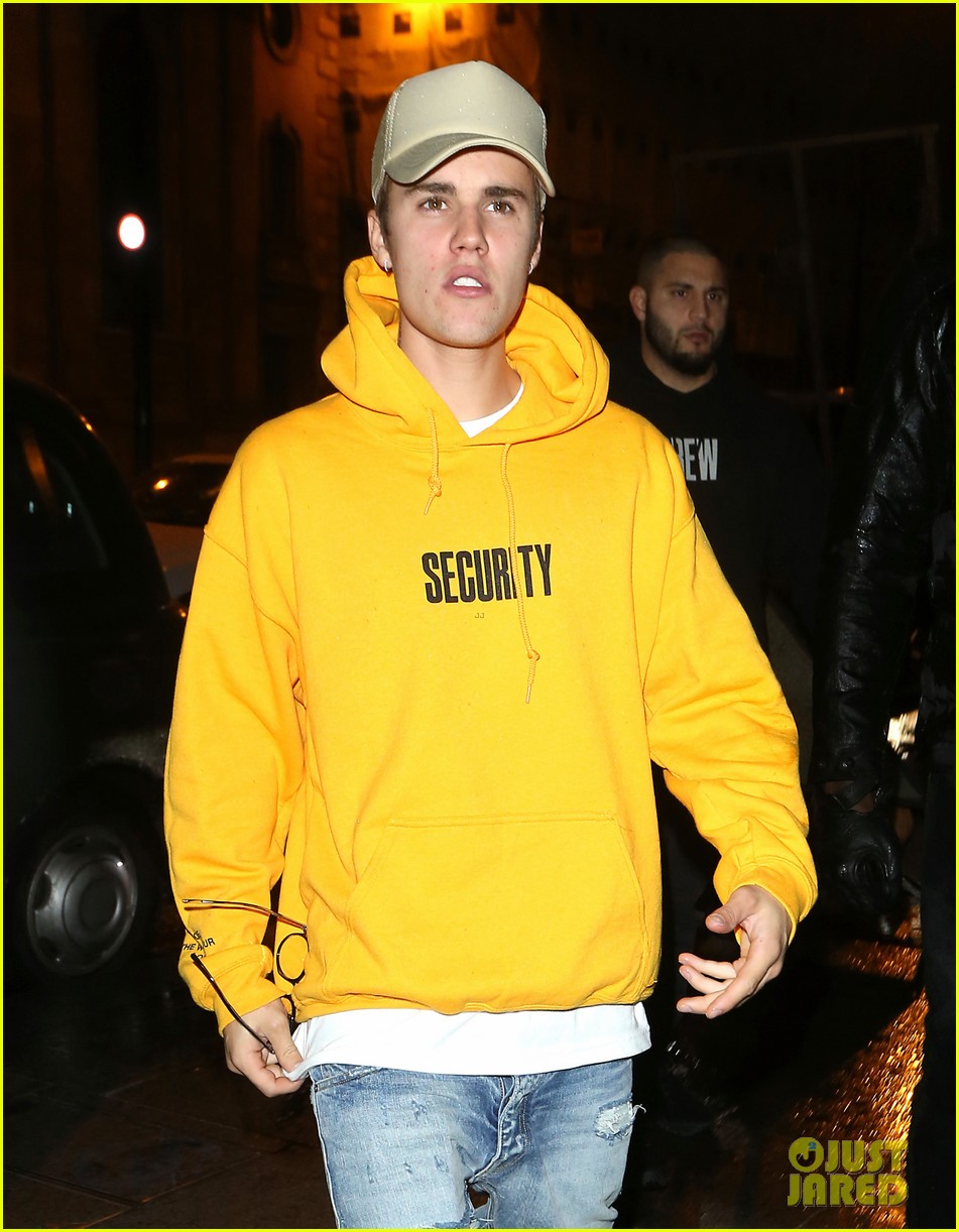 justin-b-eber-wears-new-tour-merch-in-london00303mytext