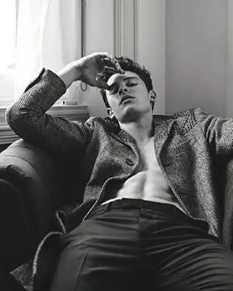 shawn-mendes-luomo-vogue-shirtless-pictures-spread-3