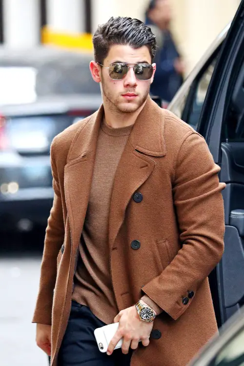STYLE : Nick Jonas in Neil Barrett coat - Fringues de séries