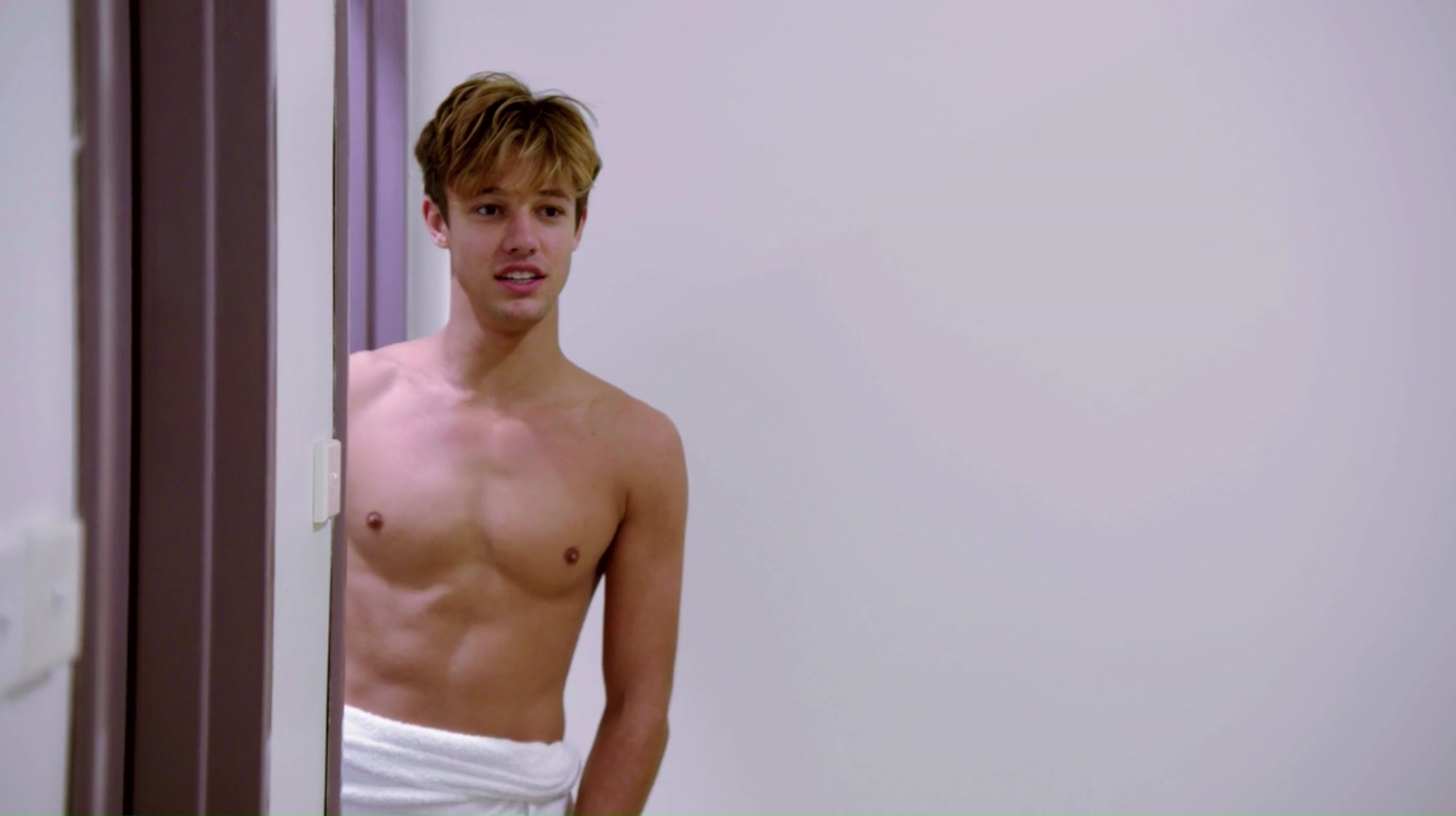 SEXY : Nude massage for Cameron Dallas - Fringues de séries.
