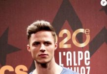 STYLE : un t-shirt bleu pour Sacha Perez