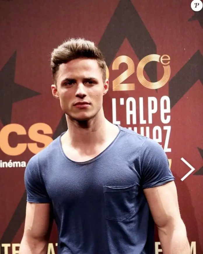 STYLE : un t-shirt bleu pour Sacha Perez