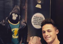 STYLE : Sacha Perez en t-shirt blanc à manches contrastantes