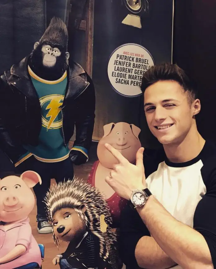 STYLE : Sacha Perez en t-shirt blanc à manches contrastantes