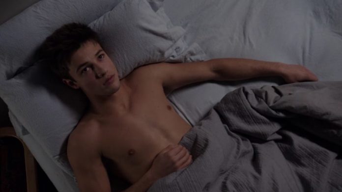 SEXY : Cameron Dallas shirtless in American Odyssey