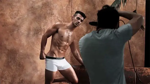 GUESS CAMPAIGN : and now the videos with the hot Joe Jonas - Fringues de sé...