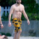 jake-gyllenhaal-shirtless-greta-caruso-122916-88-1483108724-compressed