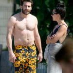 jake-gyllenhaal-shirtless-greta-caruso-122916-99-1483108738-compressed