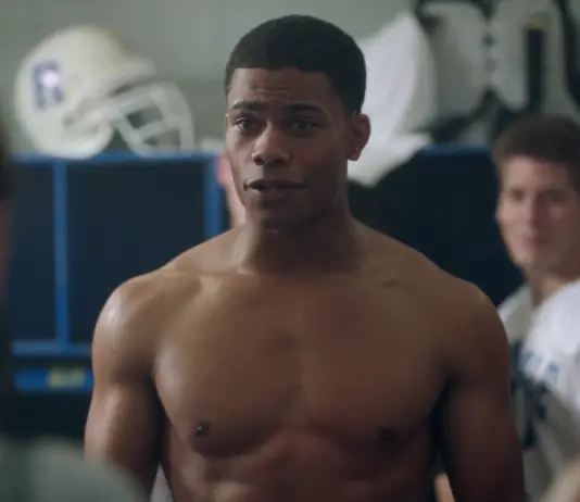 RIVERDALE : Chuck Clayton (Jordan Calloway) shirtless in s1ep03