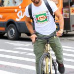 Justin-Theroux-Gucci-tee-bicycle-2