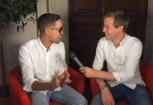 STYLE : Classe, décontractée, indémodable, une chemise blanche comme Lartiste et Baptiste Mathon